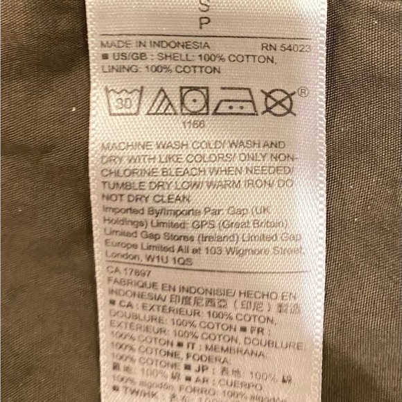 The GAP Men’s Small Cargo Jacket with zip in hood and chest pockets. - Picture 5 of 5